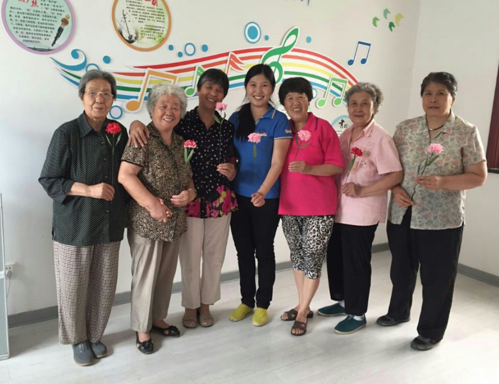 大观园纬一路社区“幸福魔方”:幸福动动手之康乃馨制作.jpg