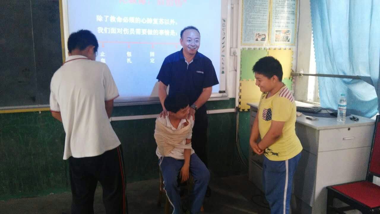 现场讲解如何固定伤口.jpg
