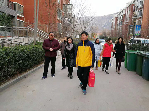 赵主任带领学院教师与社工走访慰问困难家庭