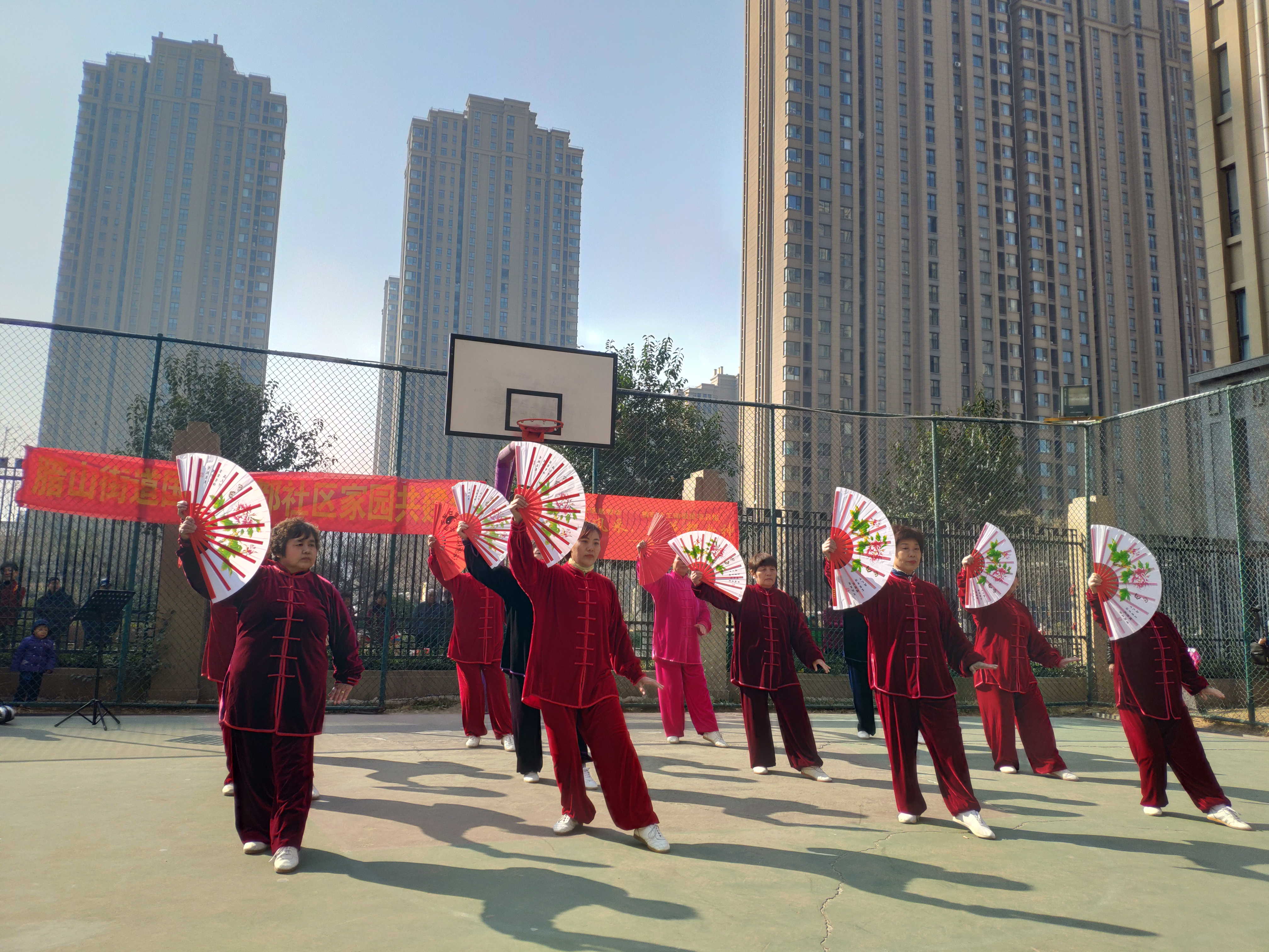 太极扇表演_看图王.jpg