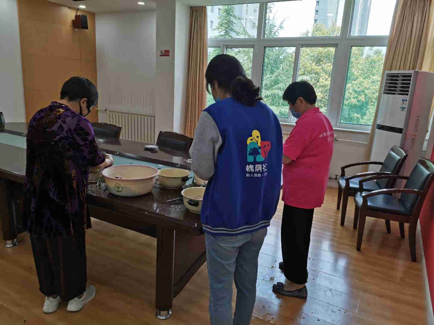 包粽子现场.jpg