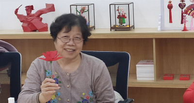 小组成员展示自己的手工作品“小红花”_副本.jpg