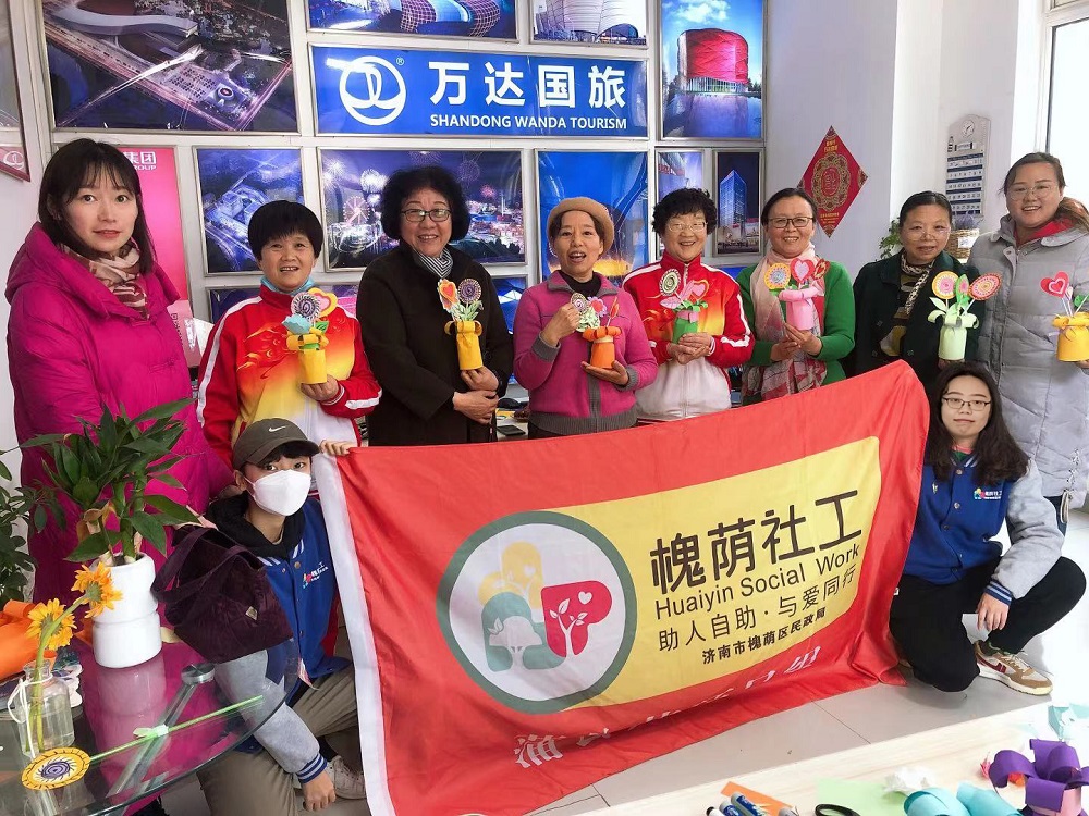 振兴街街道社工站、居委会与居民合影.jpg