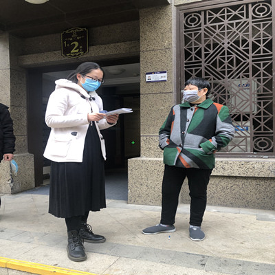 社工向居民介绍社工站的位置和服务内容_副本.jpg