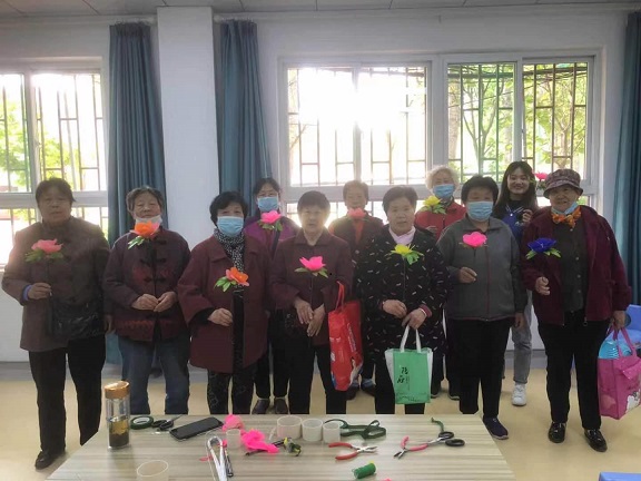 社工与阿姨们展示作品.jpg