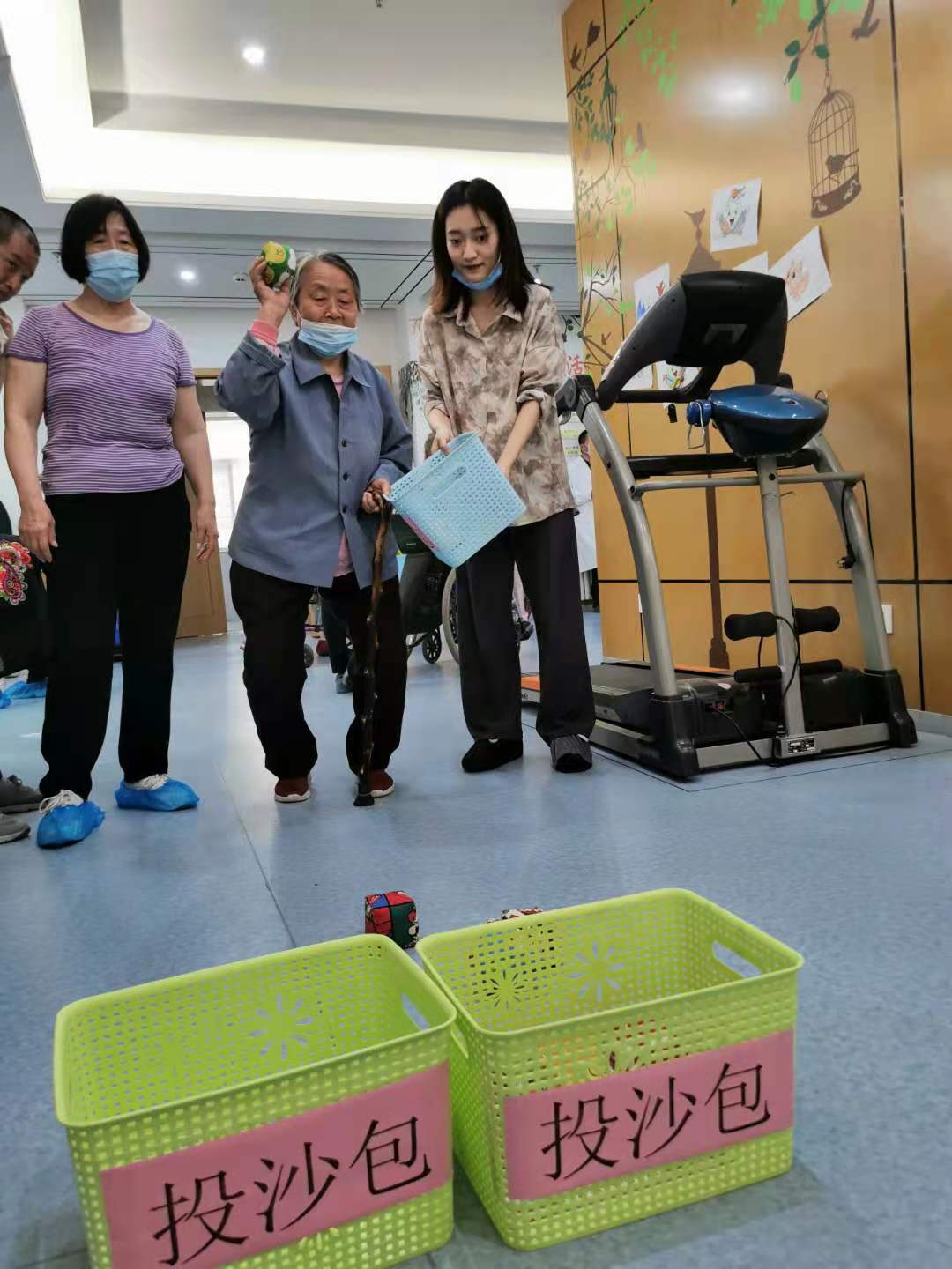服务对象参加投沙包活动.jpg