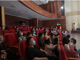 居民们正在专心观看话剧.png