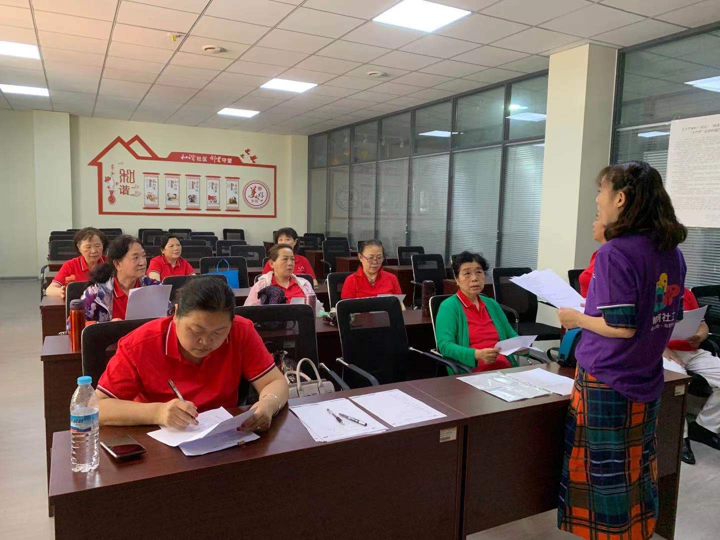 志愿者正在熟悉讲解词.jpg