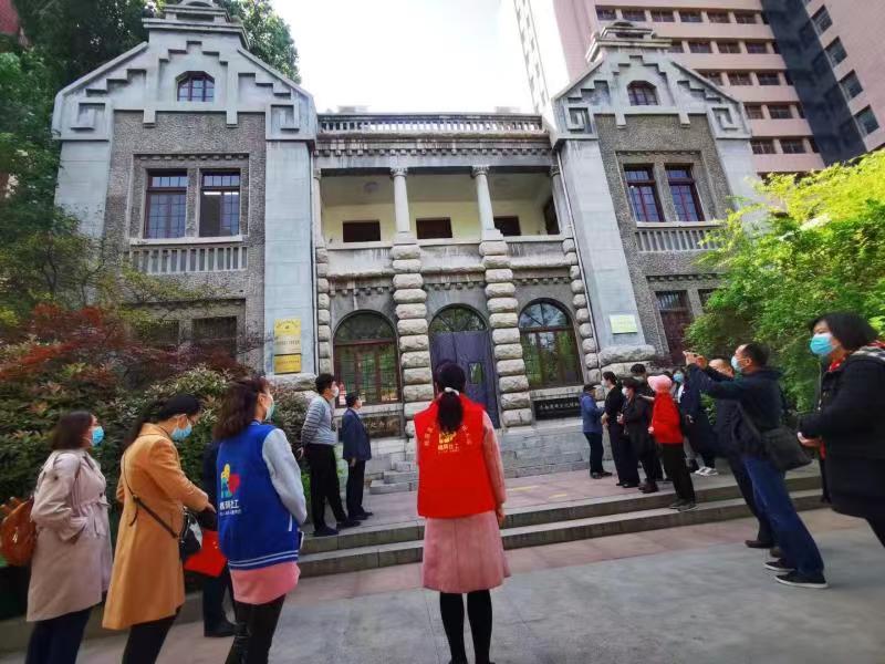 志愿者讲解蔡公时纪念馆.jpg