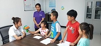 社区青少年对物业工作人员进行采访.jpg