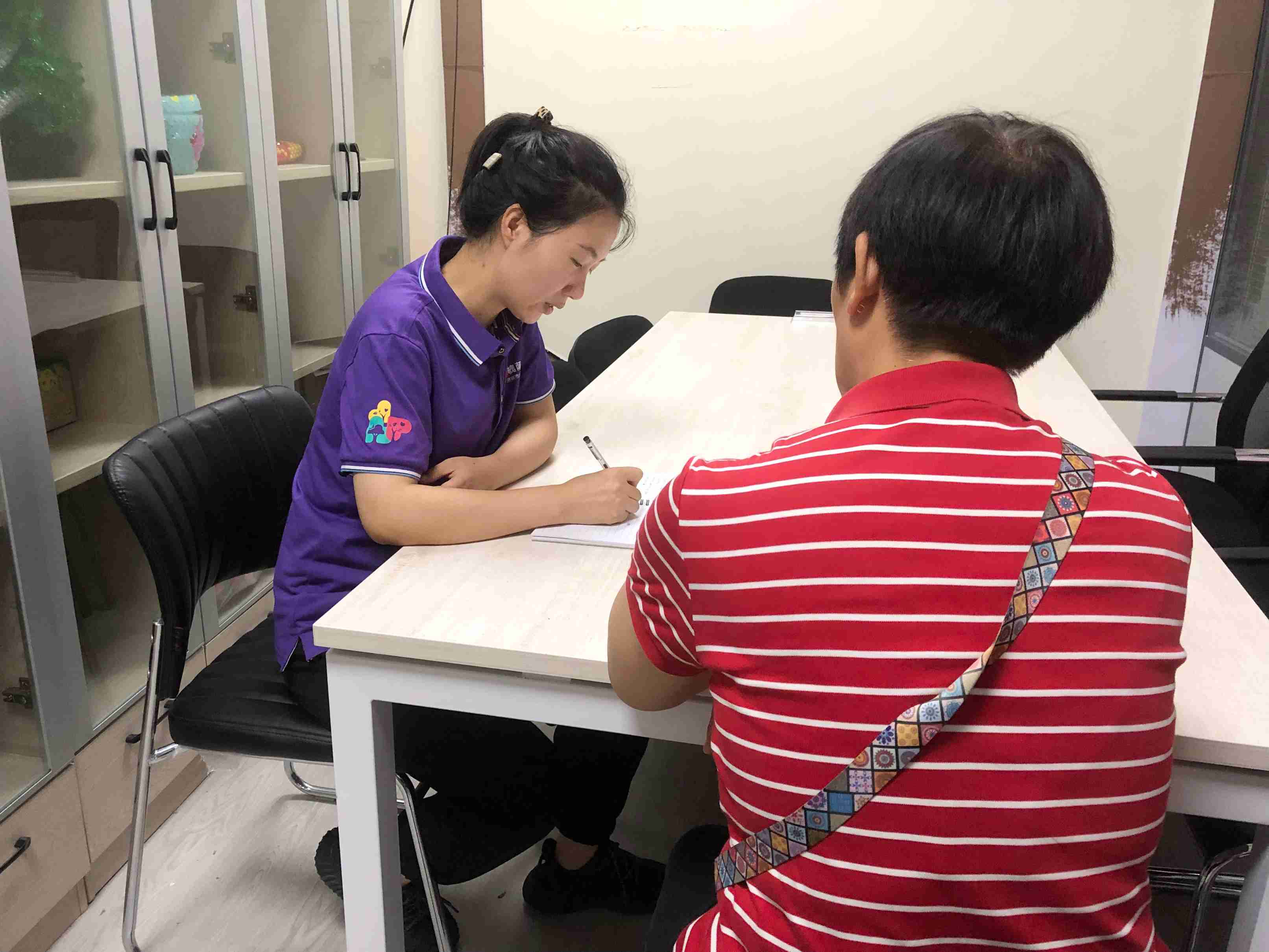 刘阿姨向社工倾诉她的“退休烦恼”.jpg