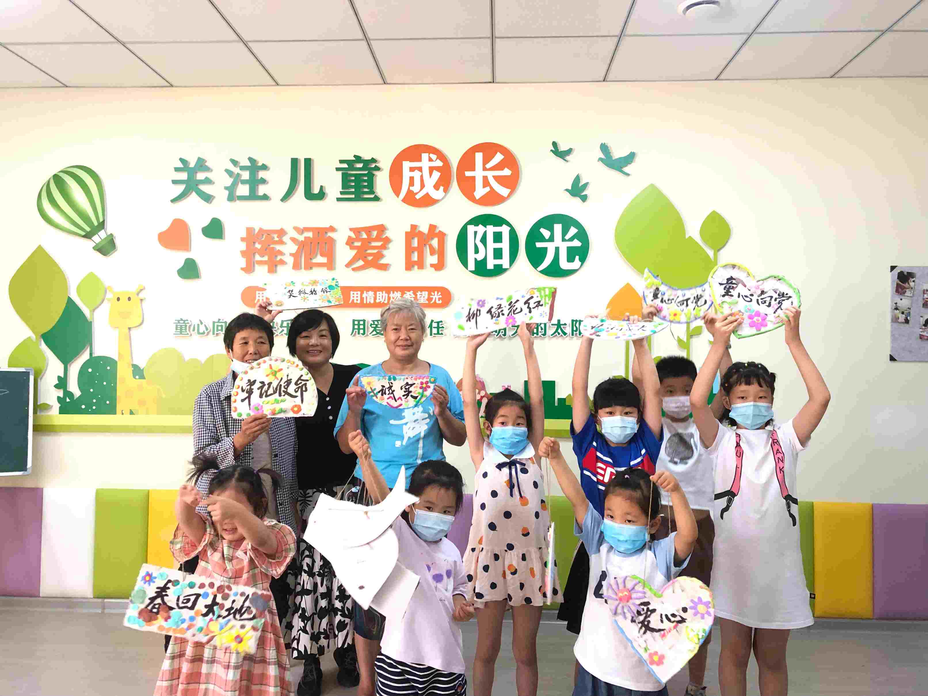 孩子们展示自己的作品.jpg