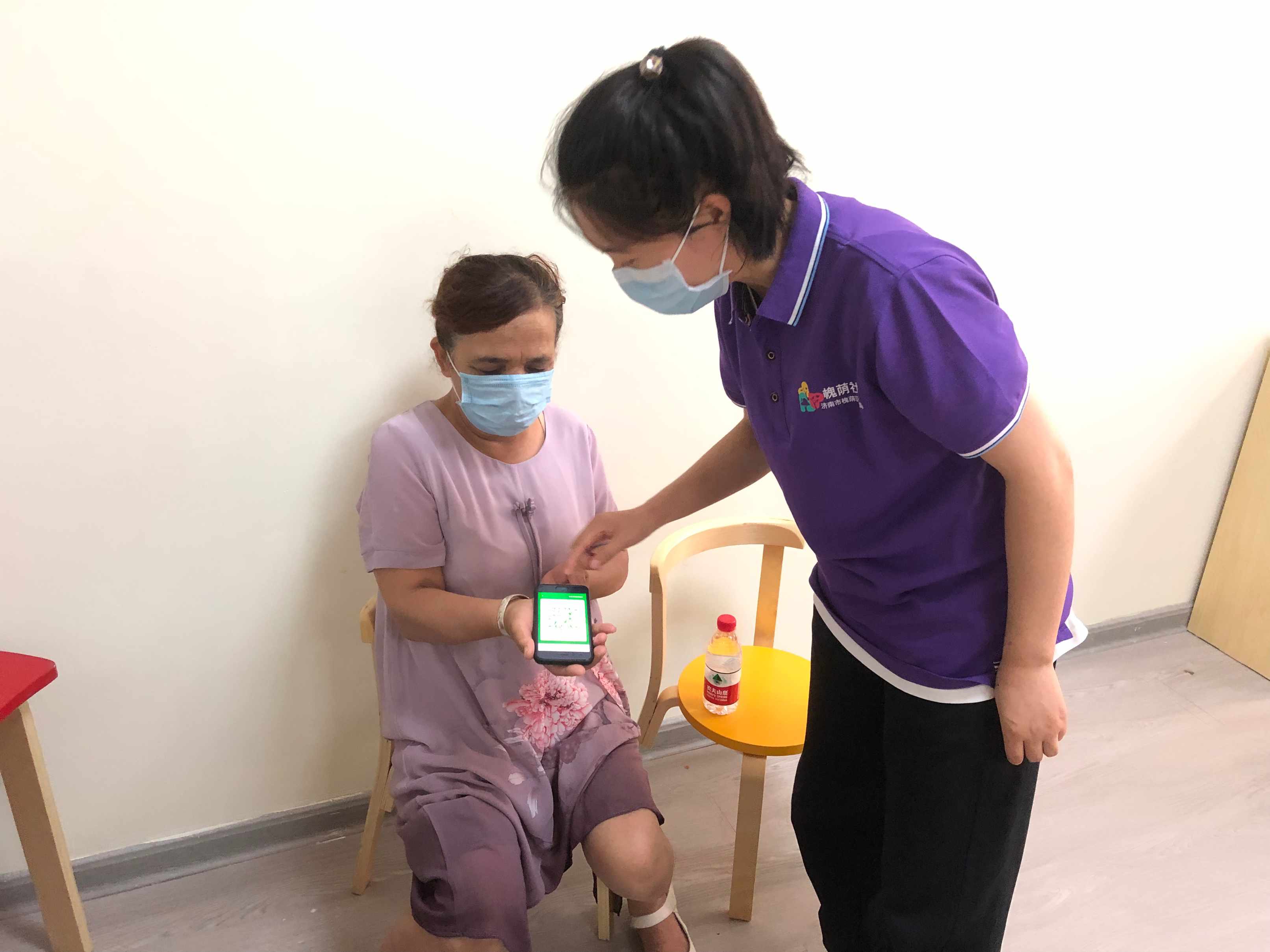 上课前家长出示绿色健康码.jpg
