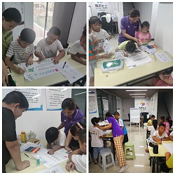 社工协助社区青少年绘制社区报.jpg