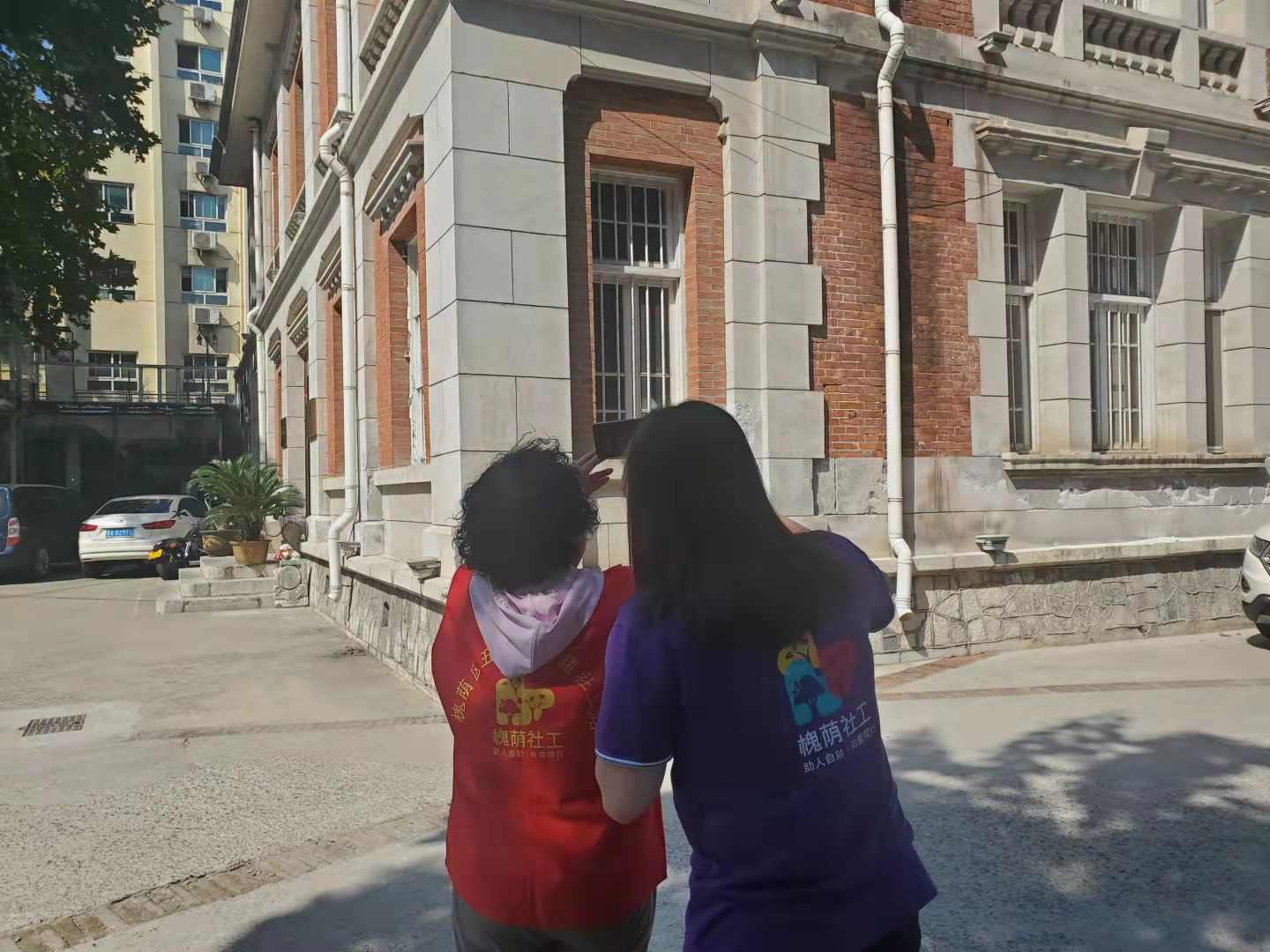 志愿者在社工的帮助下进行拍摄.jpg