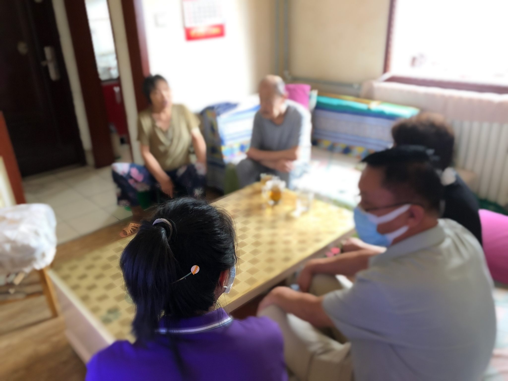 社工耐心倾听失独老人内心的想法和感受.jpg