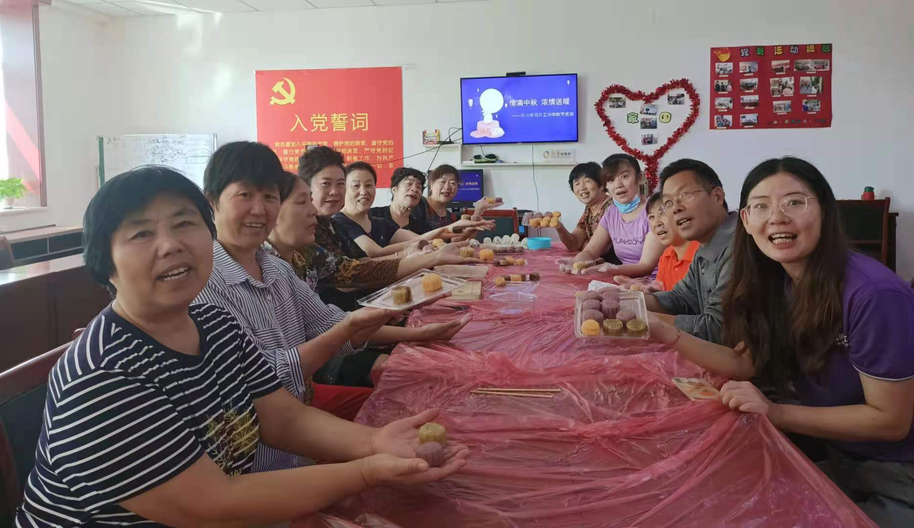 社工站与社区志愿者一起做月饼.jpg