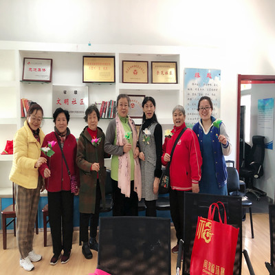 社工与小组成员合影留念_副本.jpg