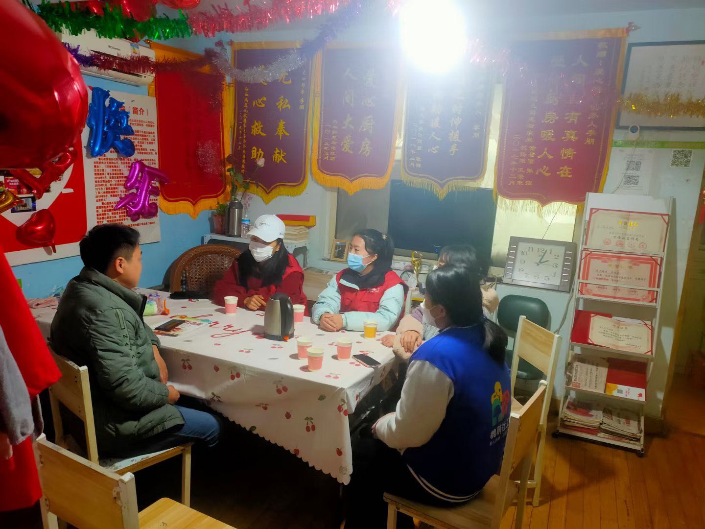 社工与爱心厨房负责人确定冬至活动方案.jpg