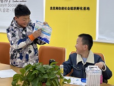 2.青少年志愿者介绍自己的画.jpg