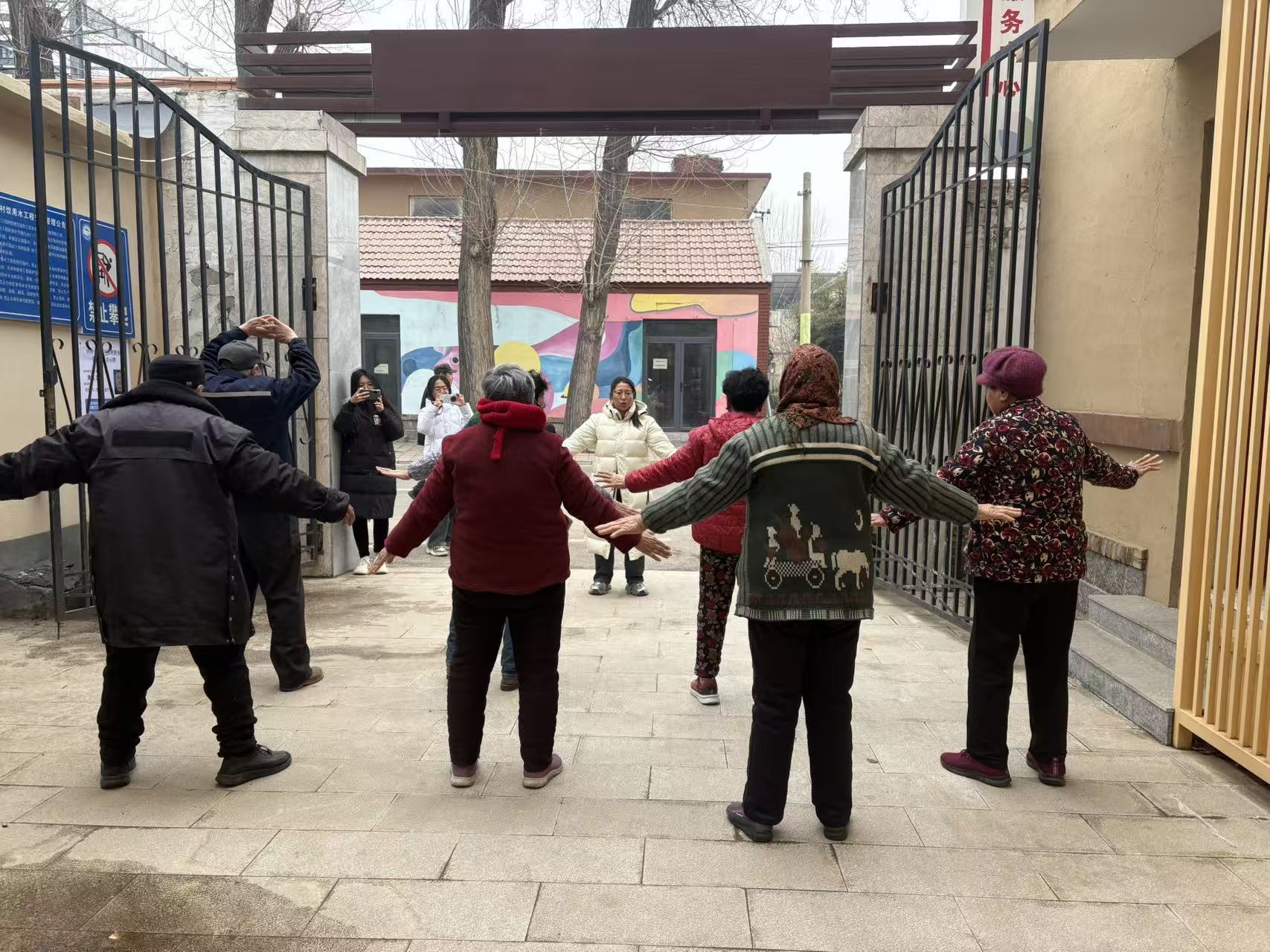 1770009935333410.jpg 志愿者带领老年人学习八段锦.jpg