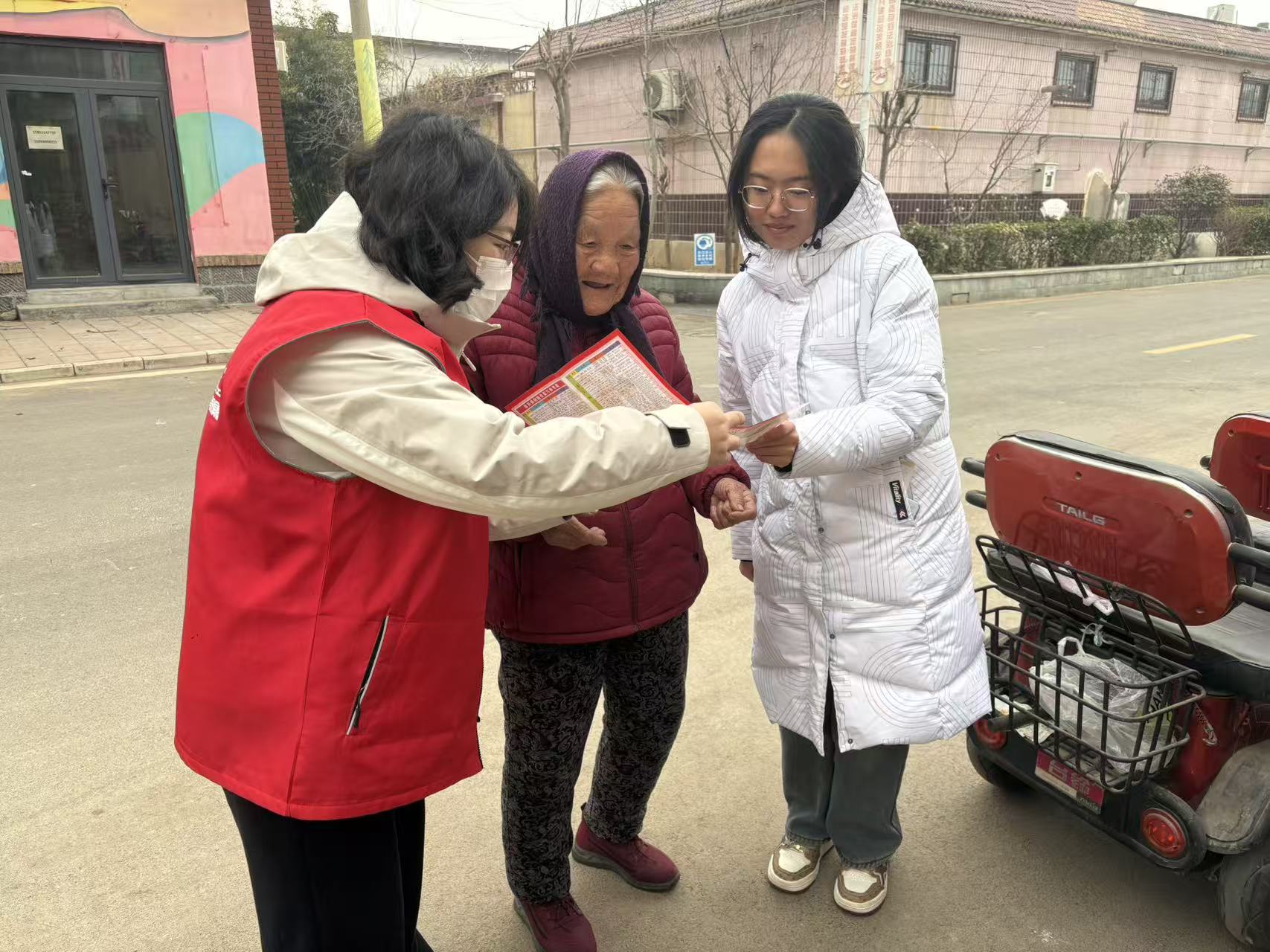 1770009953484570.jpg 志愿者为老年人讲解穴位图.jpg