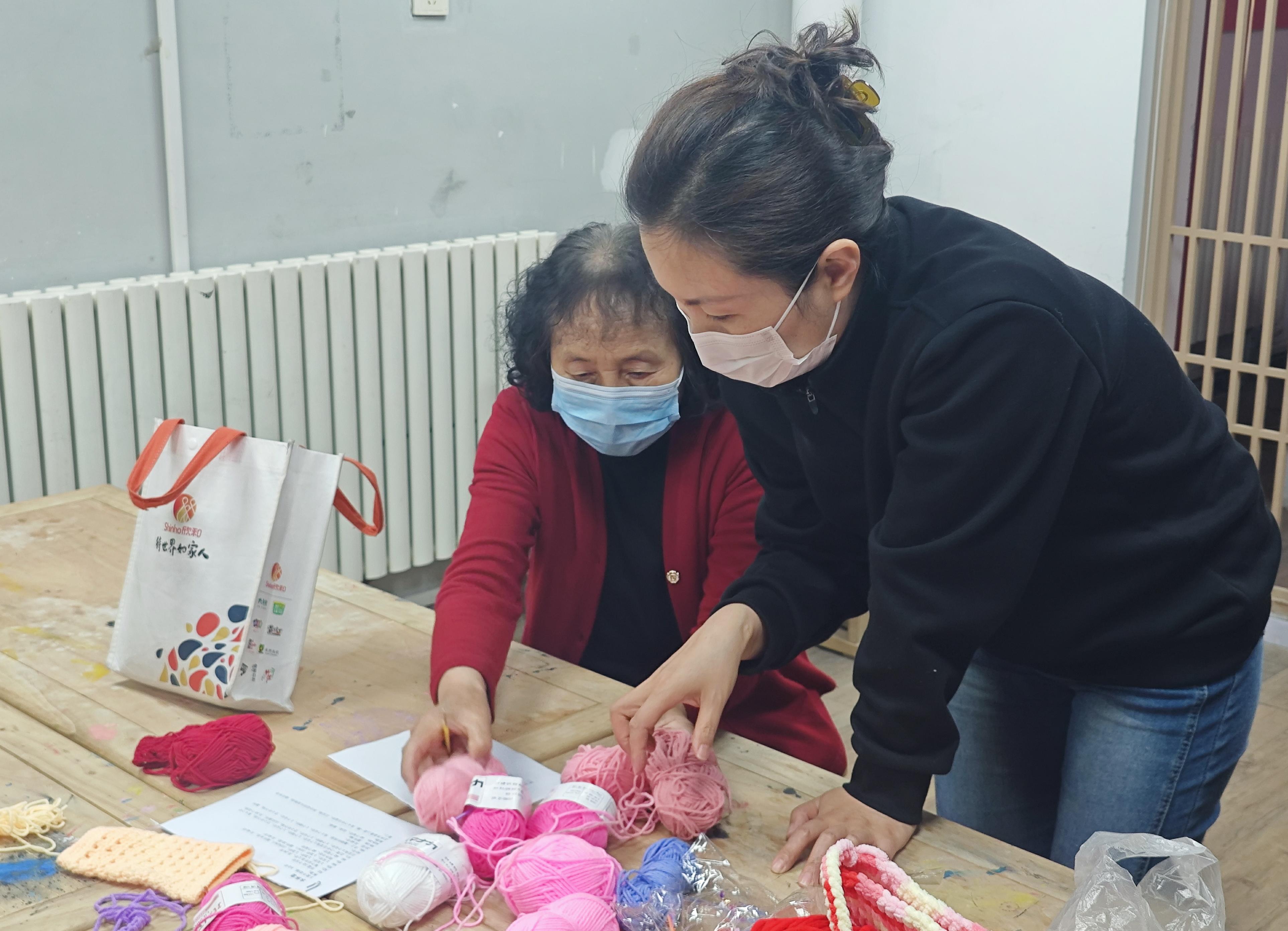 4.14 銆愬北澶ц矾琛楅亾绀惧伐绔欍€戞寚灏栫敓鑺憋紝鈥滈挬鈥濈瓚娓╂殩鈥斺€旇€佸勾浜哄垱鎰忛挬缁囨澂濂椾富棰樻椿鍔_f408ab5484133ce998451f471b53eabb(1).jpg